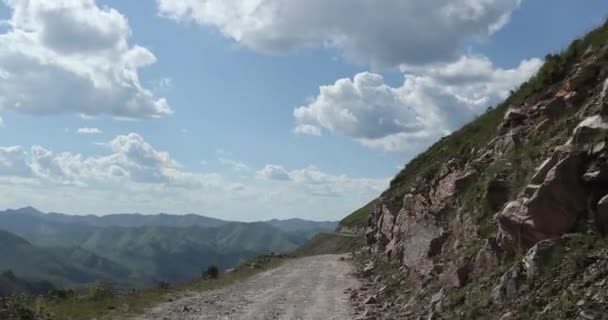 Řidičské auto na skalnaté horské silnici