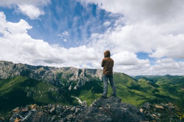 Yüksek rakımlı dağın tepesinde bir yürüyüşçü.  