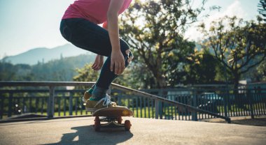 Asyalı kaykaycı kadın kaykay parkında