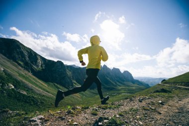 Dağın zirvesinde koşan kadın ultra maraton koşucusu