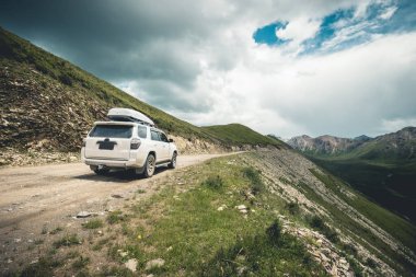Yüksek rakımlı dağın tepesinde off-road araba sürüyorum.
