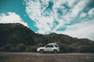 Yüksek rakımlı dağın tepesinde off-road araba sürüyorum.