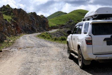 Yüksek rakımlı dağın tepesinde off-road araba sürüyorum.