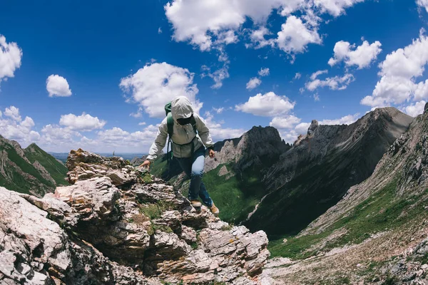 Başarılı kadın sırt çantalı dağda yürüyüş yapıyor.