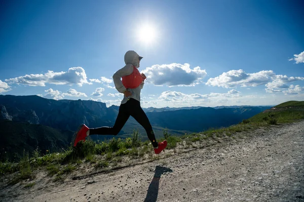 Genç Kadın Ultra Maraton Koşucusu Dağın Tepesinde Koşuyor — Stok fotoğraf