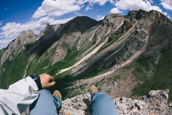 Yüksek rakımlı dağın tepesinde bir yürüyüşçü. 
