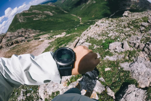 Caminante Cima Montaña Gran Altitud Comprobando Altímetro Reloj Deportivo —  Fotos de Stock