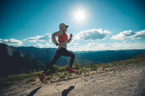 Genç Kadın Ultra Maraton Koşucusu Dağın Tepesinde Koşuyor — Stok fotoğraf