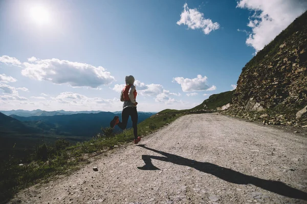 Młoda Kobieta Ultramaratończyk Biegnie Szczycie Góry — Zdjęcie stockowe