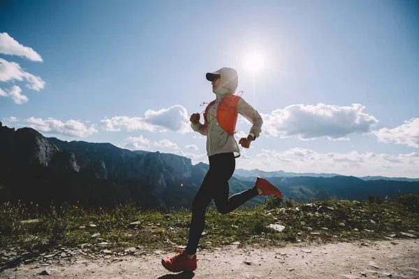 Mujer Joven Ultramaratón Corredor Corriendo Cima Montaña —  Fotos de Stock