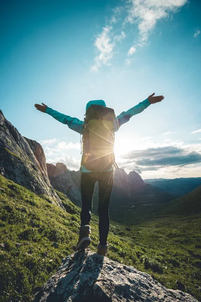 成功した女性バックパッカーハイキングで高山の山のピーク — ストック写真