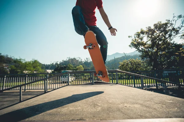 Asyalı kaykaycı kadın kaykay parkında