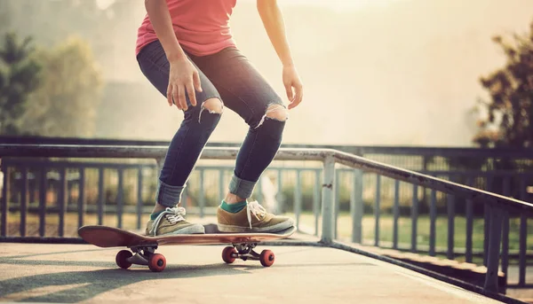 Asiatische Skateboarderin Skateboardet Skatepark — Stockfoto