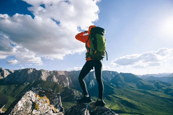 Framgångsrik Kvinna Backpacker Vandring Solnedgången Alpin Bergstopp — Stockfoto