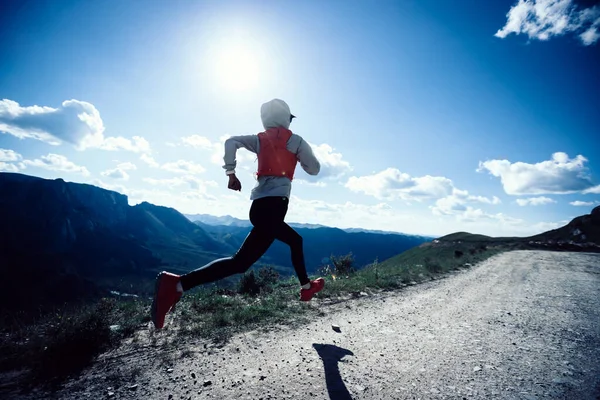 Jonge Vrouw Ultramarathon Loper Hardlopen Berg Top — Stockfoto