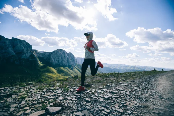 Mulher Ultramaratona Corredor Correndo Topo Montanha — Fotografia de Stock