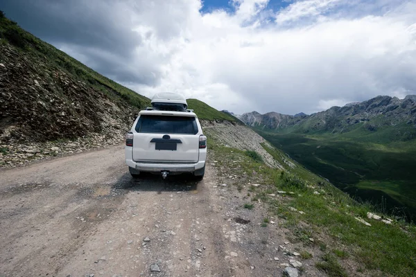 Yüksek rakımlı dağın tepesinde off-road araba sürüyorum.