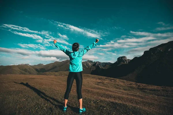 Succesvolle Vrouw Wandelen Zonsondergang Bergtop — Stockfoto