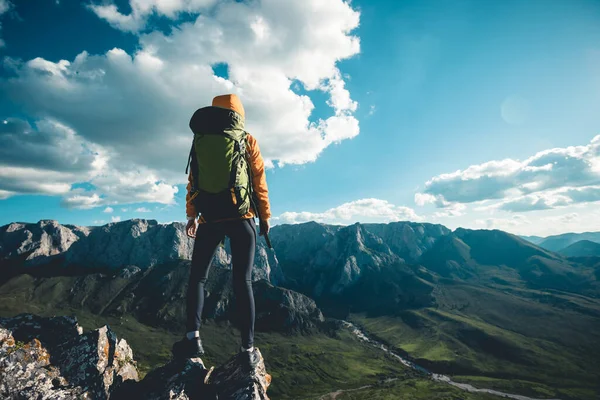 Erfolgreiche Backpackerin Wandert Auf Dem Gipfel Des Sonnenuntergangs — Stockfoto