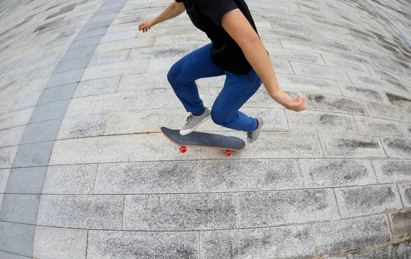 Skateboarder Skateboarden Draußen Der Stadt — Stockfoto