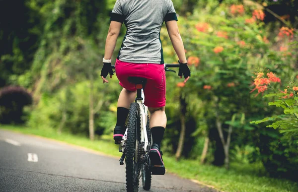 Mujer Sin Manos Bicicleta Sendero Del Parque Tropical Verano — Foto de Stock