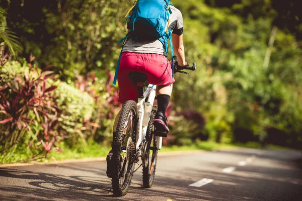 夏天在热带公园小径上骑自行车的女人 — 图库照片