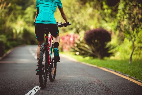 Mujer Ciclismo Sendero Del Parque Tropical Verano — Foto de Stock