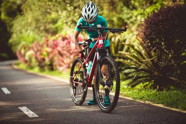 Bisikletli Kadın Yaz Parkında Bisiklet Sürerken Koltuk Yüksekliğini Ayarlıyor — Stok fotoğraf