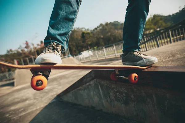 Kaykaycı kaykay parkında