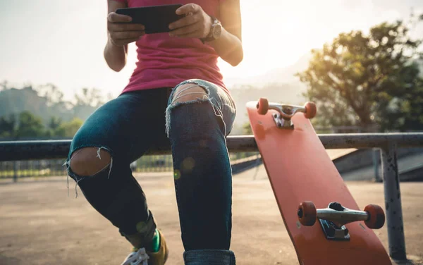 Skateboarder Używa Telefonu Komórkowego Skateparku — Zdjęcie stockowe