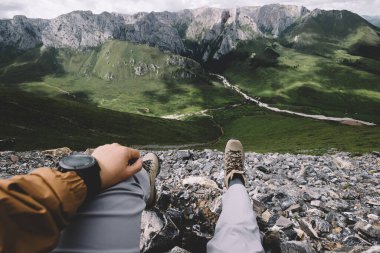 Yüksek rakımlı dağın tepesindeki yürüyüşçü manzaranın tadını çıkar.