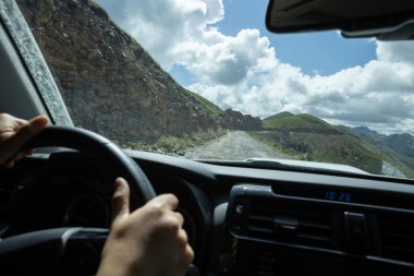 Doğada off-road araba sürmek