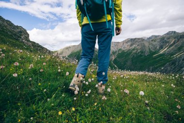 Başarılı kadın sırt çantalı dağda yürüyüş yapıyor.