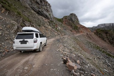 Yüksek rakımlı dağın tepesinde off-road araba sürüyorum.