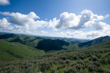 Mavi gökyüzünün altındaki yüksek rakımlı dağ manzarası