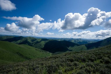 Mavi gökyüzünün altındaki yüksek rakımlı dağ manzarası