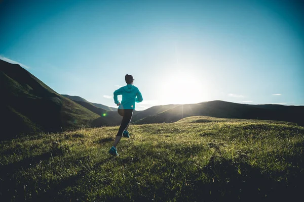 Mujer Joven Ultramaratón Corredor Corriendo Cima Montaña —  Fotos de Stock