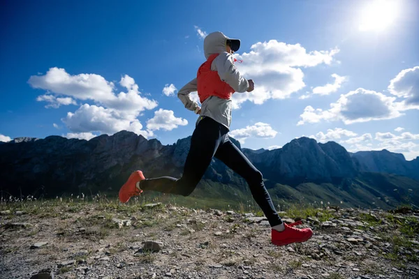 Fiatal Ultramarathon Futó Futó Futó Hegy Tetején — Stock Fotó