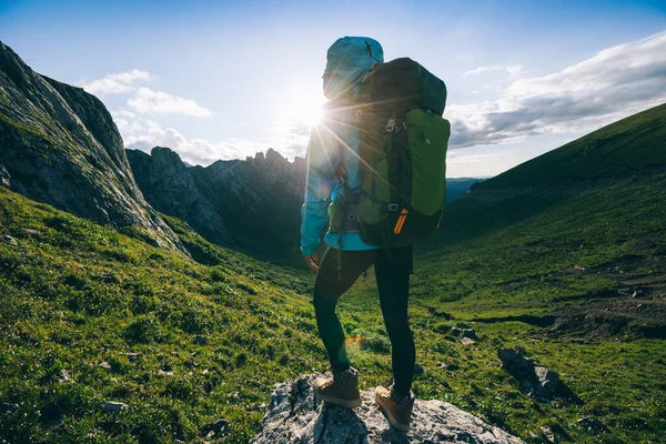 Framgångsrik Kvinna Backpacker Vandring Solnedgången Alpin Bergstopp — Stockfoto