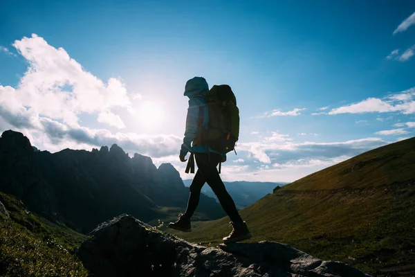 Úspěšná Žena Batohem Turistika Západ Slunce Alpský Vrchol — Stock fotografie