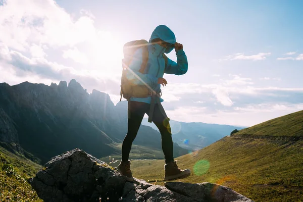 Succesvolle Vrouw Backpacker Wandelen Zonsondergang Bergtop — Stockfoto