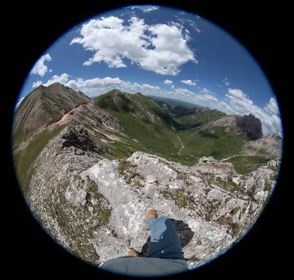 Турист Вершине Высокогорья Наслаждается Видом — стоковое фото