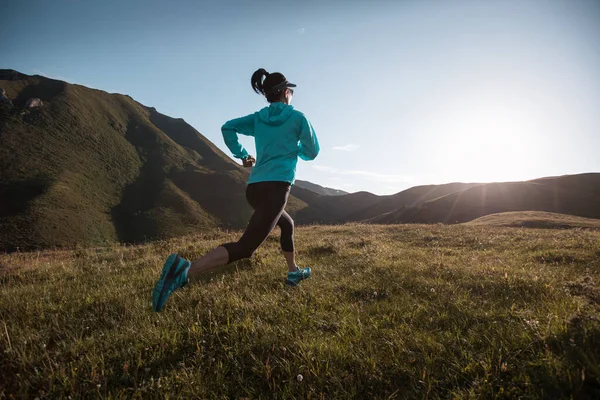 Corredor Senderos Mujer Joven Corriendo Cima Montaña —  Fotos de Stock