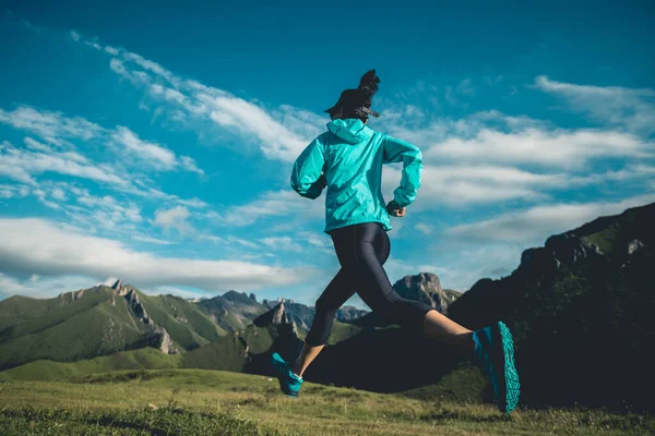 Corredor Trilha Jovem Mulher Correndo Topo Montanha — Fotografia de Stock