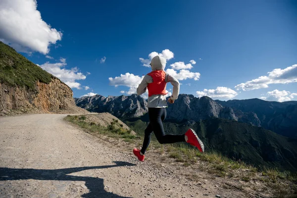 跑在山顶的女赛跑选手 — 图库照片