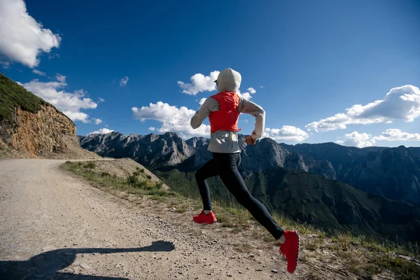 在山顶跑步的女超级马拉松选手 — 图库照片