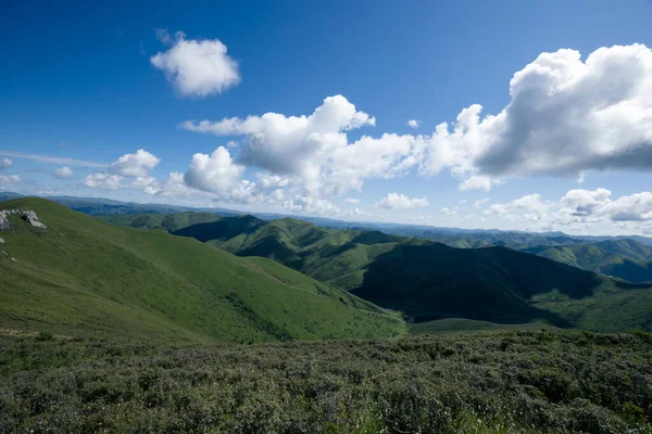 Mavi gökyüzünün altındaki yüksek rakımlı dağ manzarası
