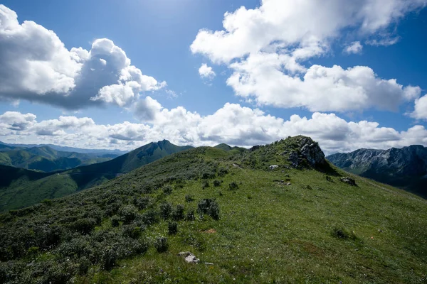 Vysoká Nadmořská Výška Horské Krajiny Pod Modrou Oblohou — Stock fotografie