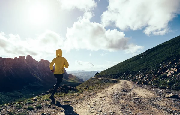 Kvinna Ultramarathon Löpare Som Springer Bergstoppen — Stockfoto