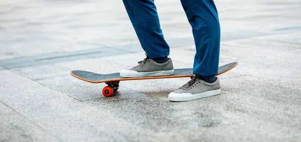 Skateboarder Skateboarding Εξωτερικούς Χώρους Στην Πόλη — Φωτογραφία Αρχείου